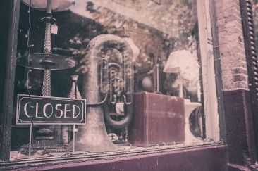 cristal escaparate cerrado tienda musica instrumentos